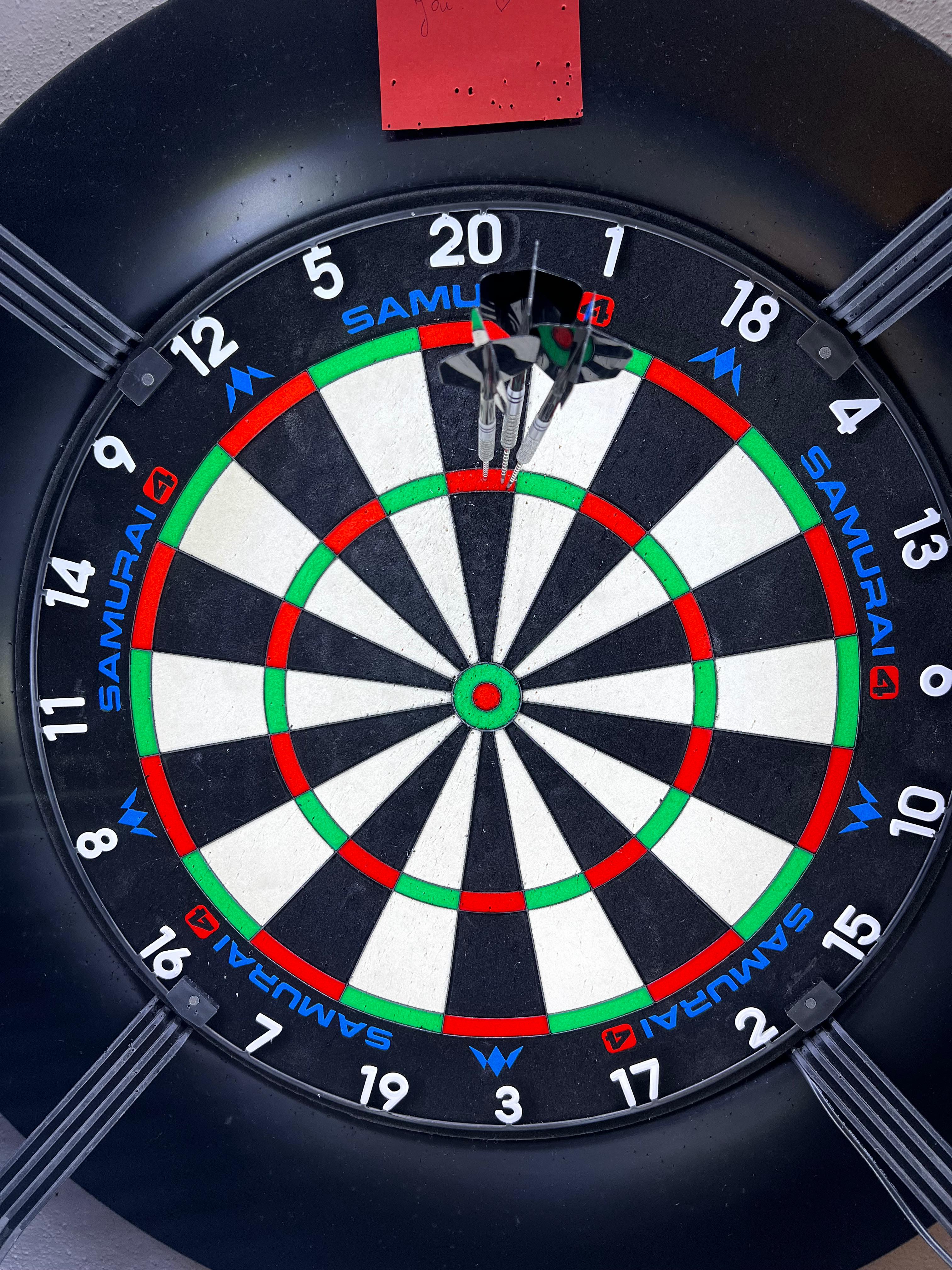 Nieuw dartbord en nieuwe pijltjes werken goed!