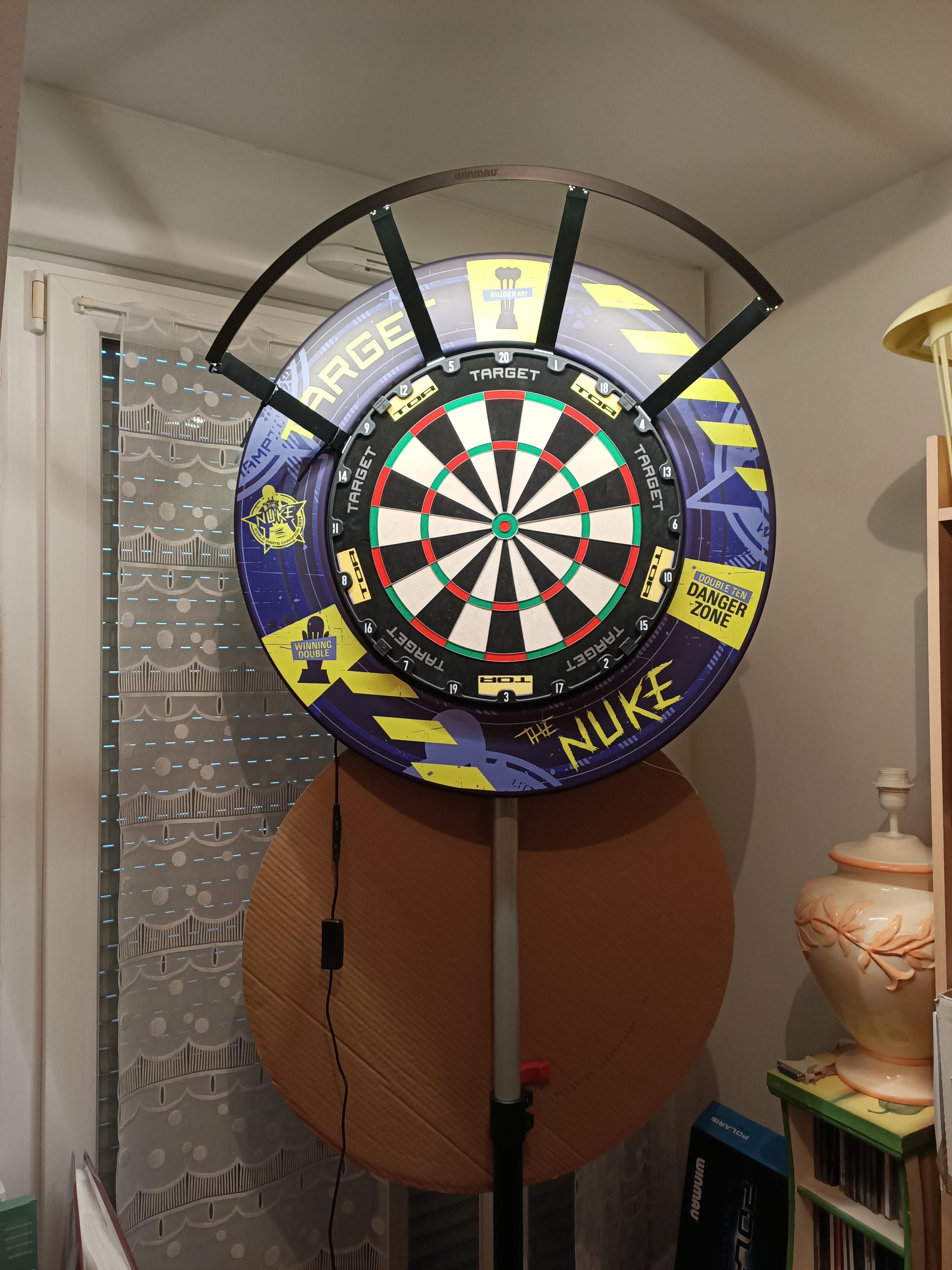 Je suis fin prêt pour jouer aux fléchettes à la maison 