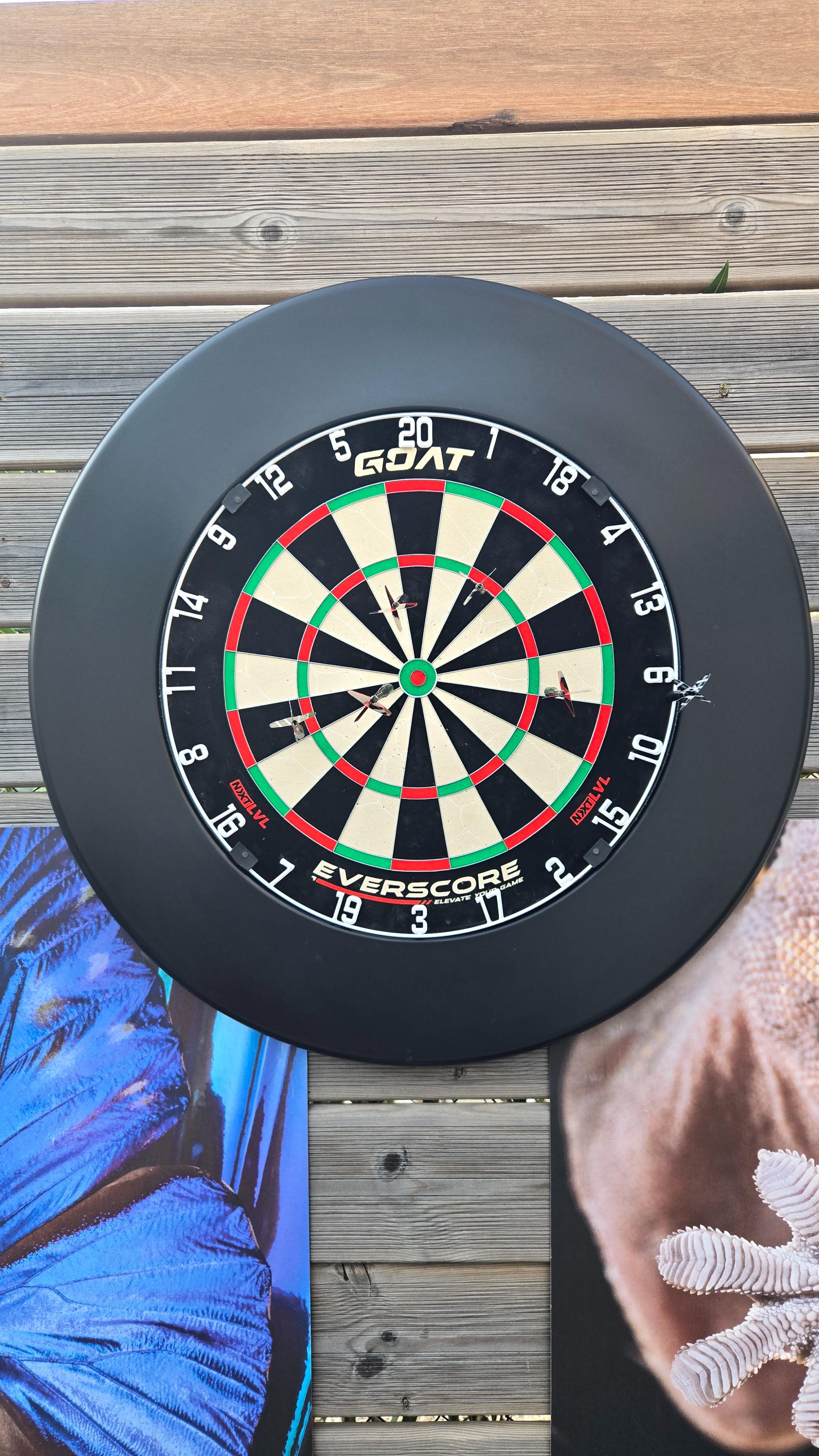 GOAT Everscore + Surround + KOTO Accessoire Kit Steeltip Black 90 Pieces. Bien reçu ce jour, installé et essayé. Reste plus qu'à s'entrainer encore et encore... Parfait pour commencer, j'achèterai des flechettes plus haut de game lorsque j'aurais progressé !