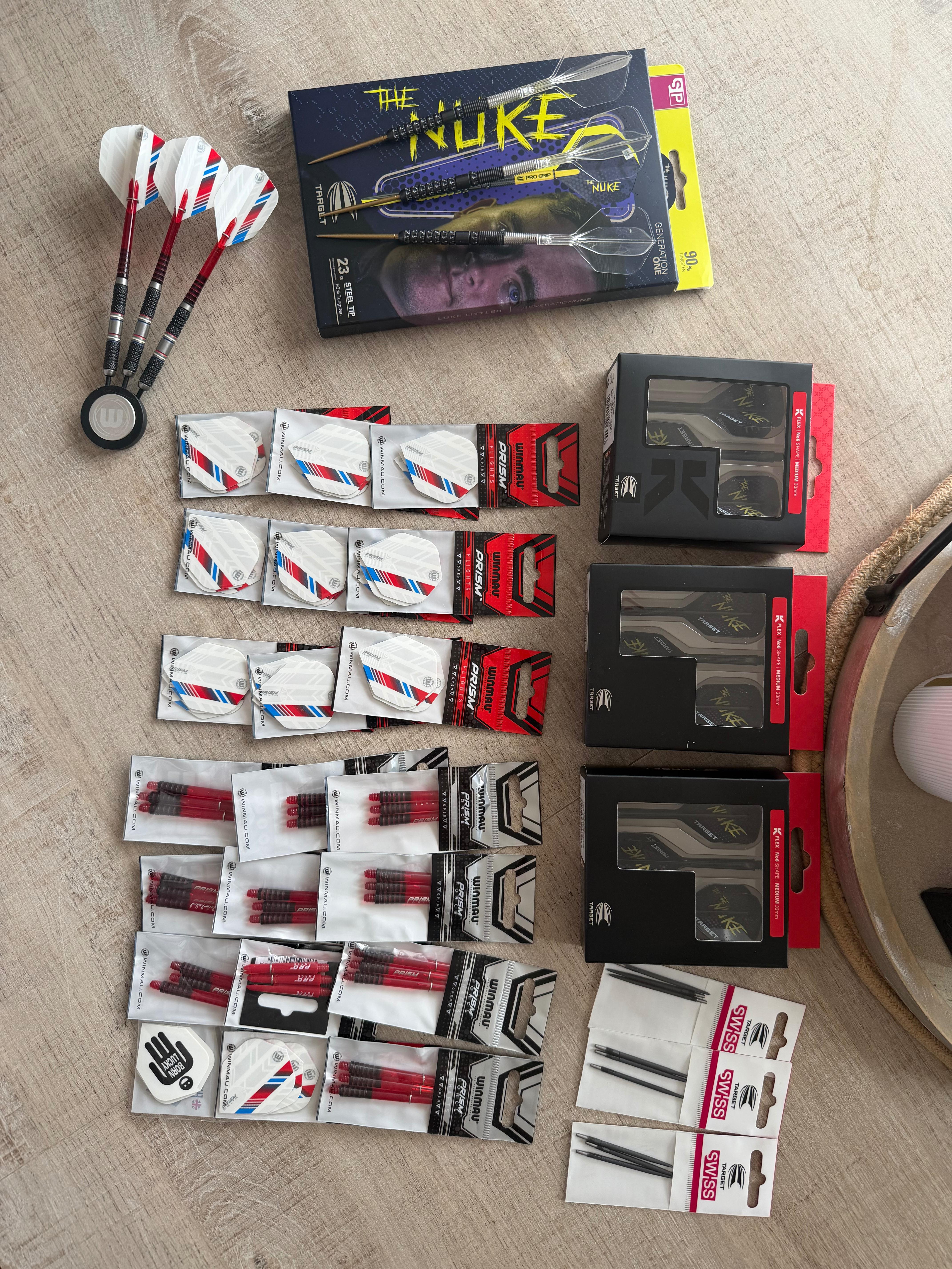 10 ailettes winmau 10 tiges prism force 1 ailette harrows 3 kflex the nuke 3 point slk 1 jeu Thibault trickle winmau 1 jeu the nule g1 target 23grammes 1 pointe slk gold 1 k shift 