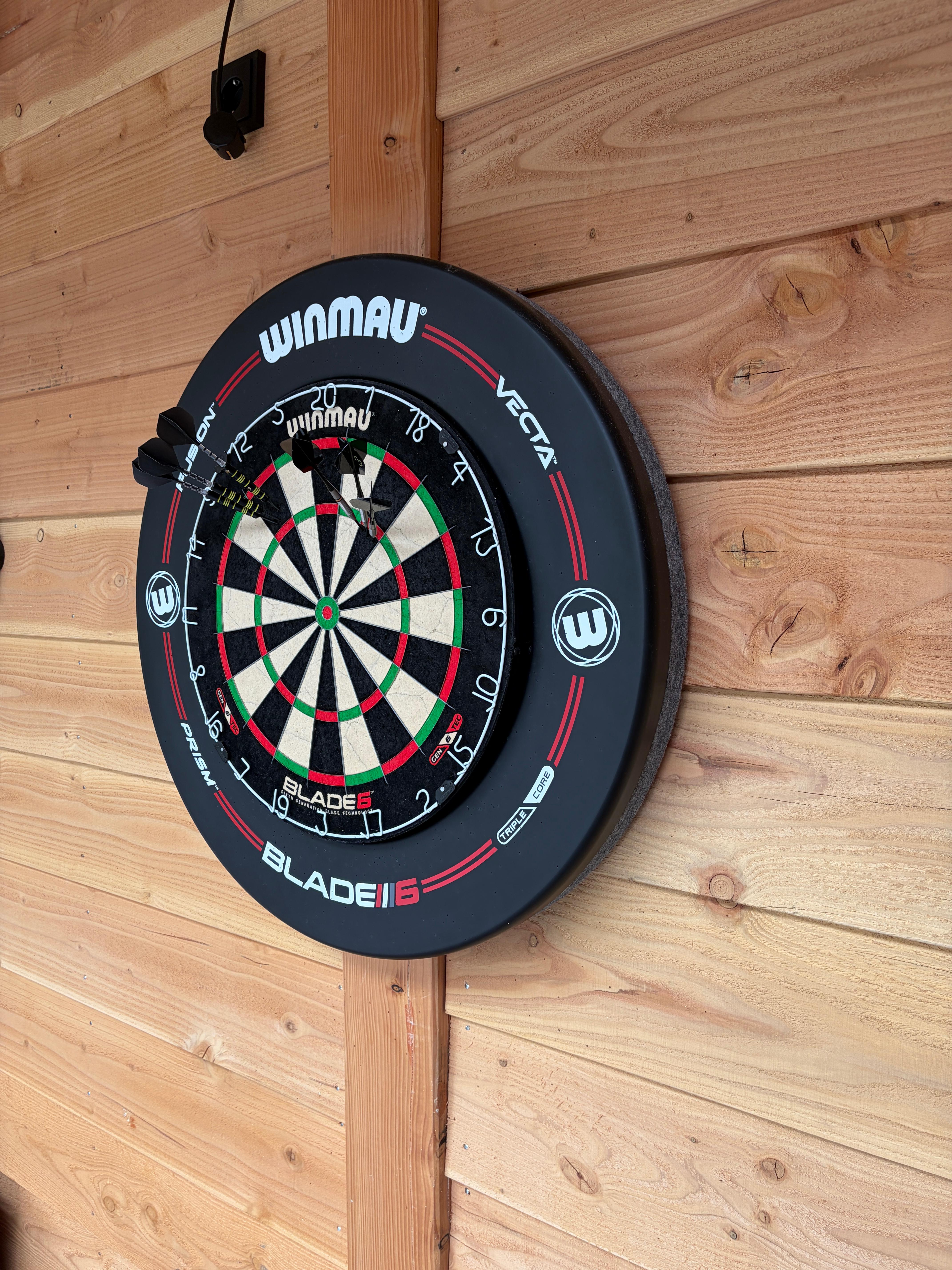 Dartbord, surround, geluidsdemping en pijlen