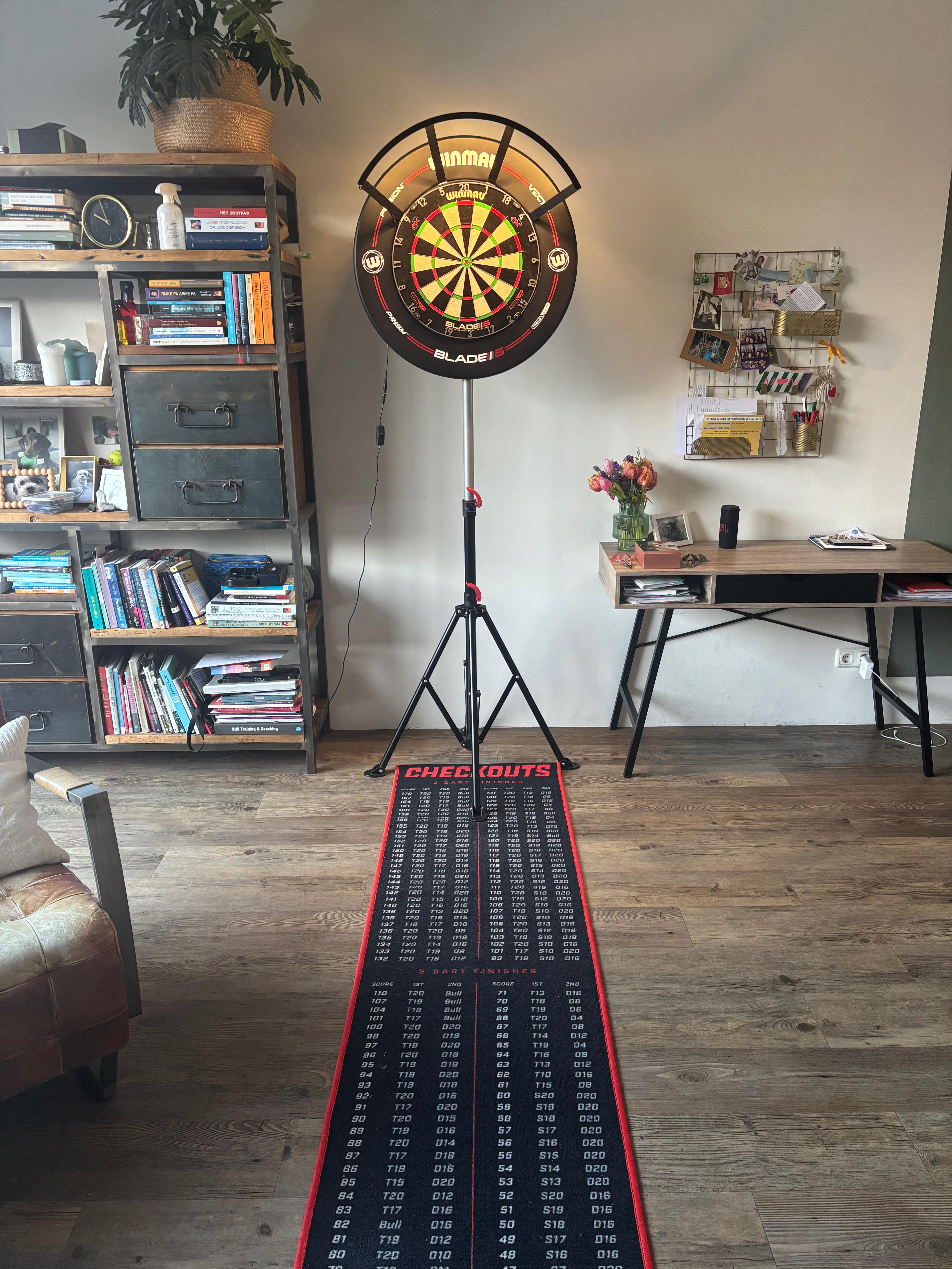 Mat, pro bord + standaard, Aspinall 95k darts, MVG 90% darts, led verlichting, surround. Haha het hele pakket!