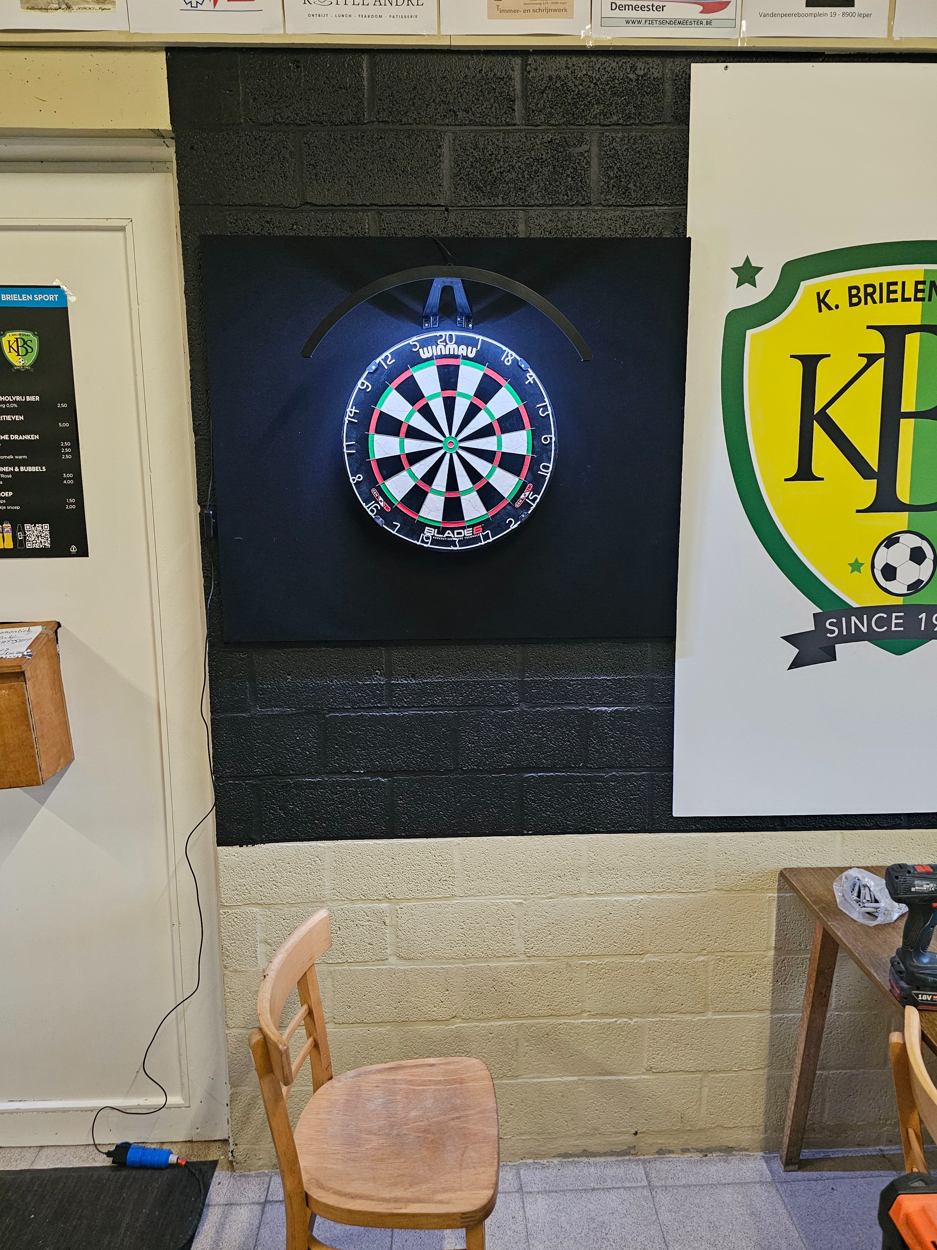 Nieuw dartsbord met verlichting in onze sportclub