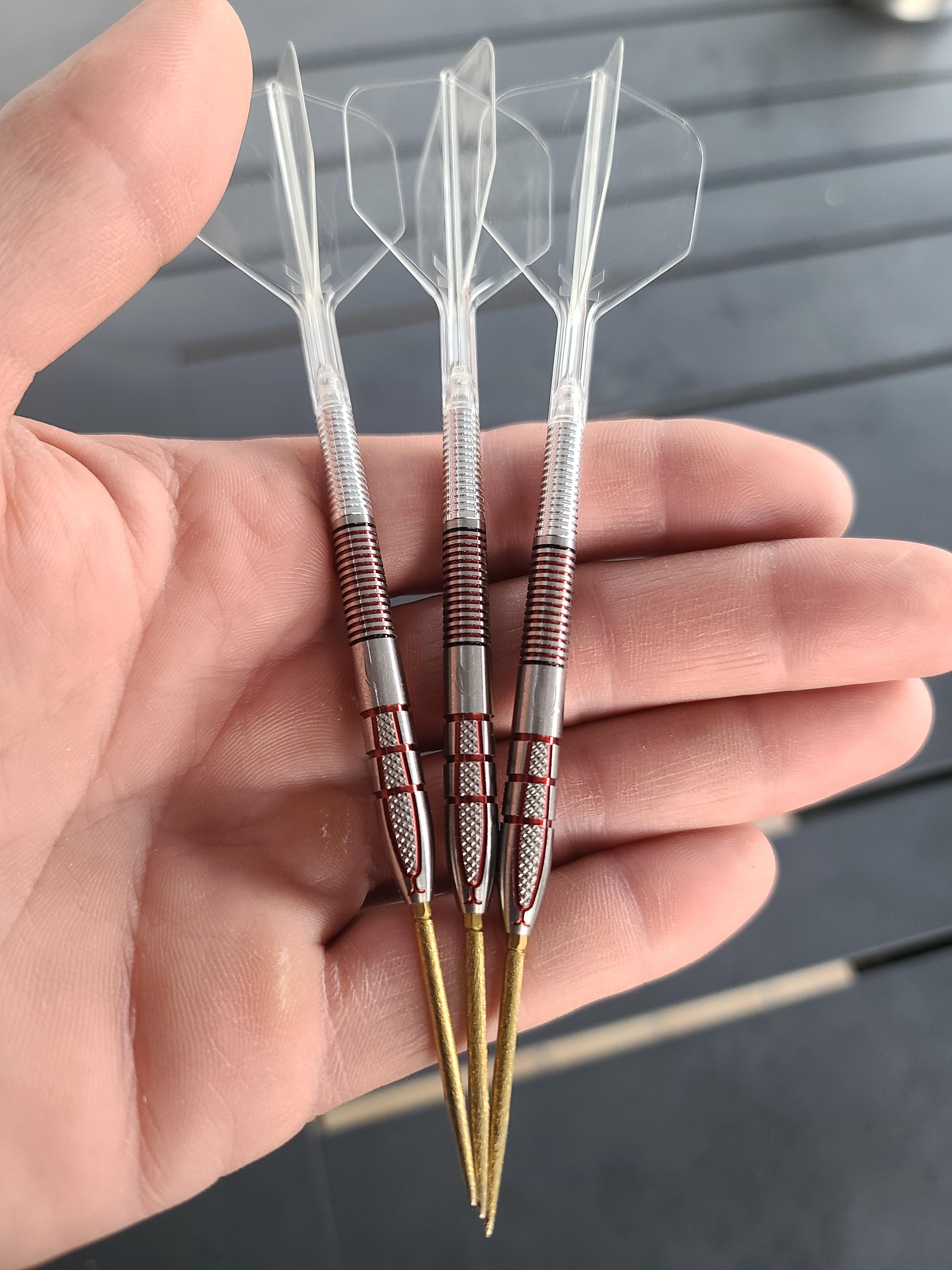 Supers équipements ( cible Winmau , Fléchettes Target , Éclairage, Anneau de score Precise )Harrow
