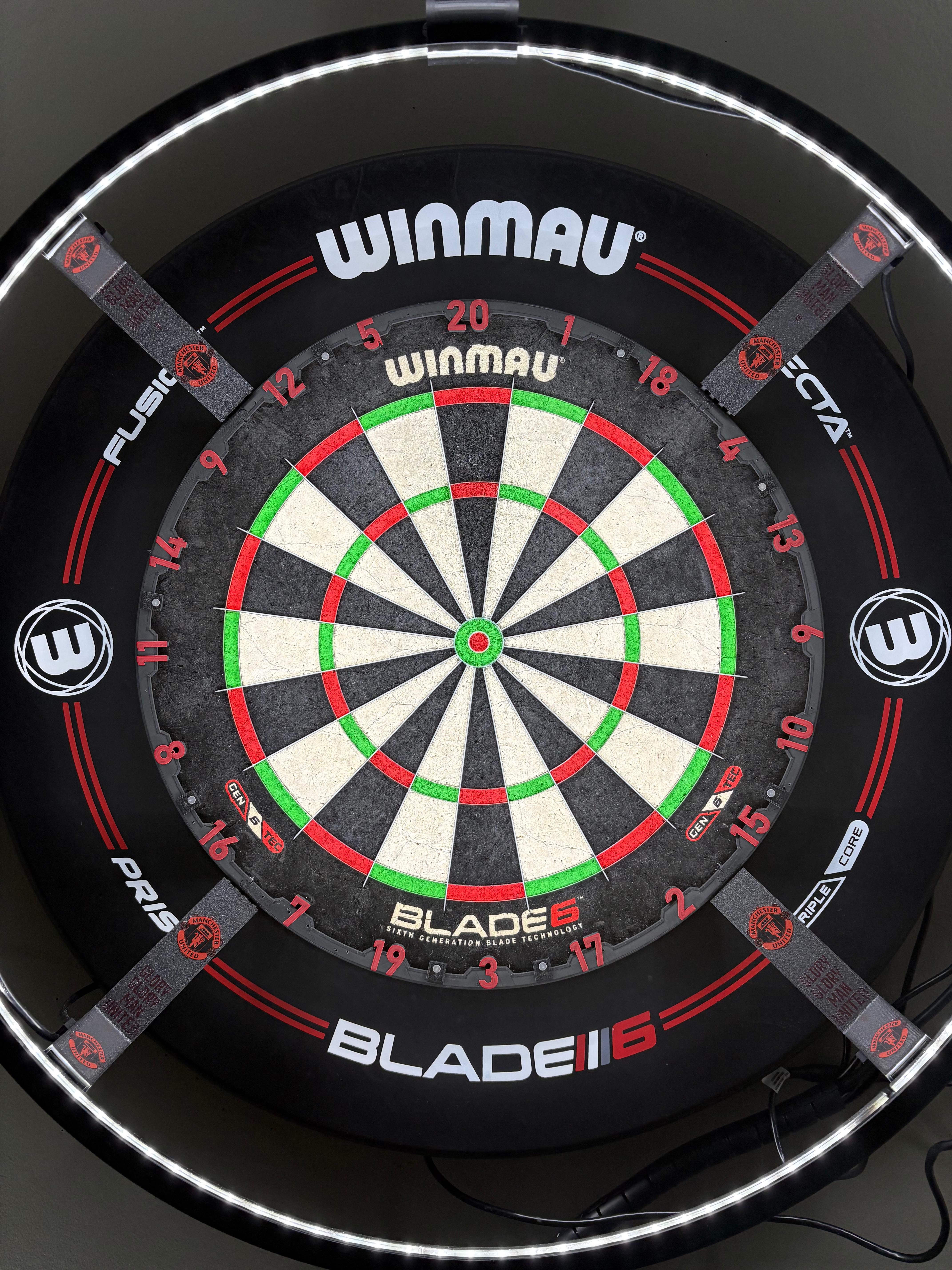 Winmau blade 6 met een Winmau blade 6 surround