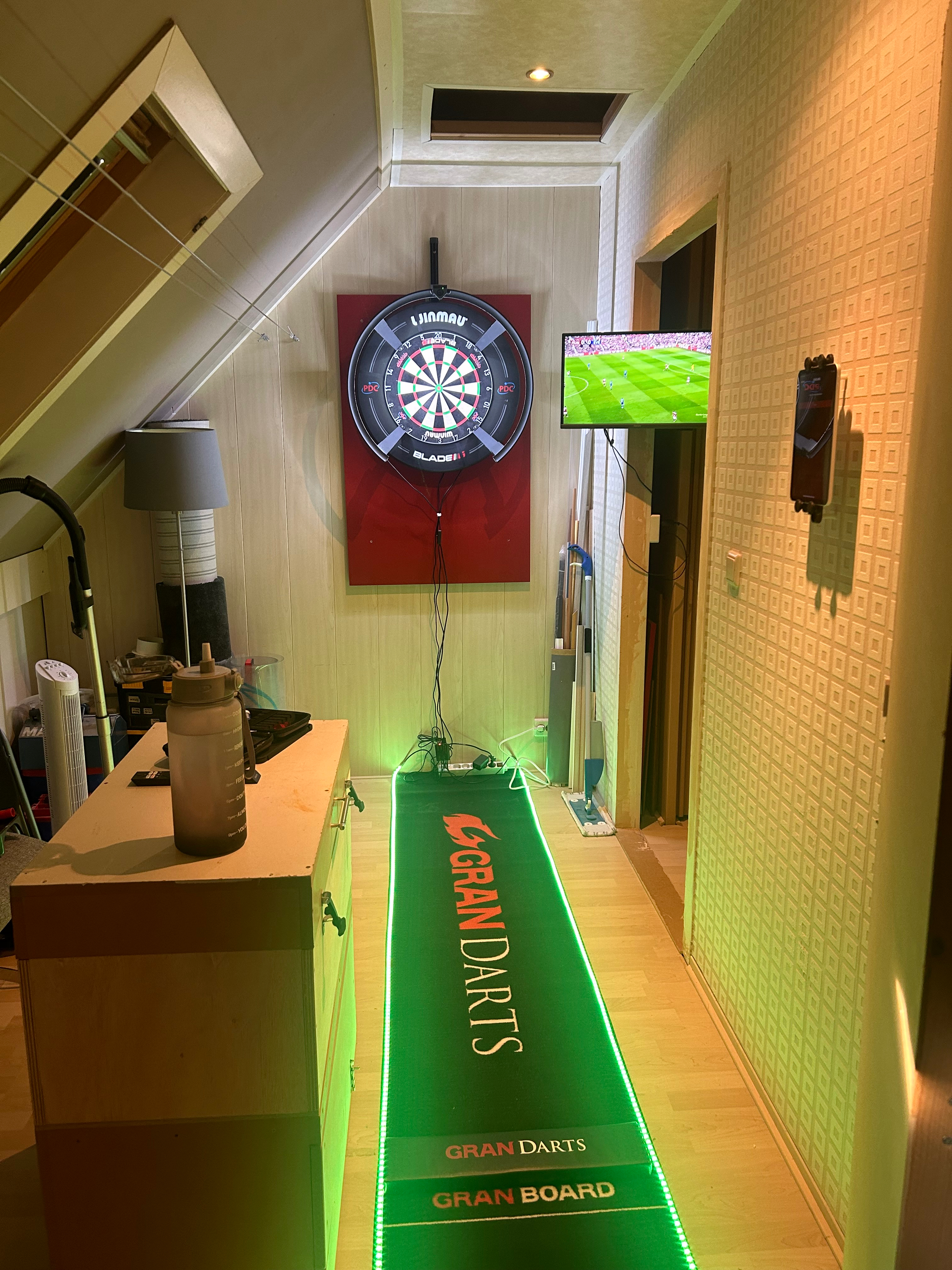 Target omni, Gran Dartsmat. Winmau surround en dartbord. 