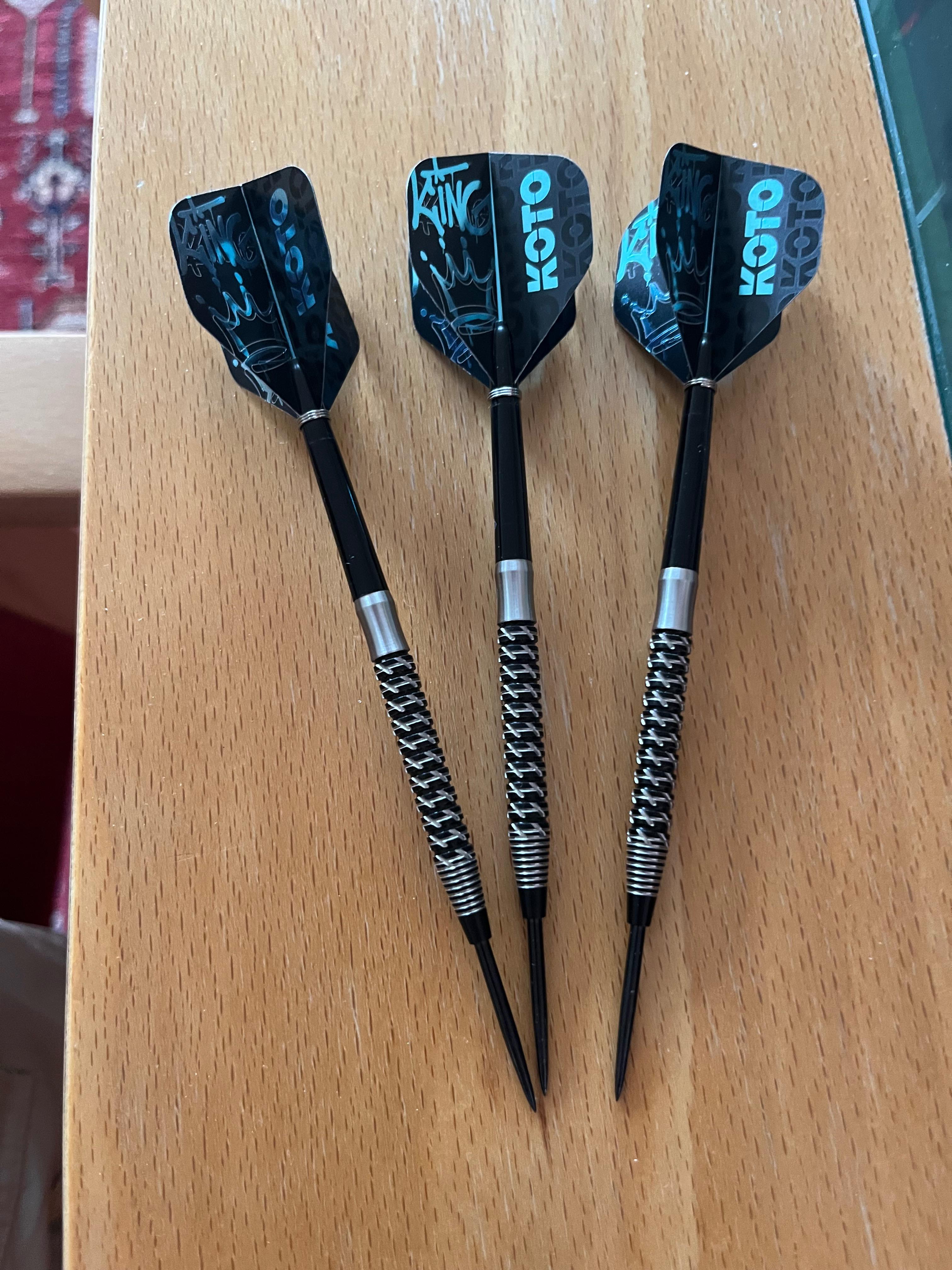 Mijn eerste dart uitrusting: Koto standaard, Koto mat, Winmau Blade 6 board, Koto Excalibur en Harrows Rapide dartpijlen