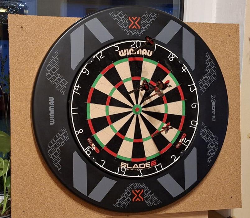 Blade 6 Set mit Surround auf Holzbock mit zusätzlicher Korkplatte :-)