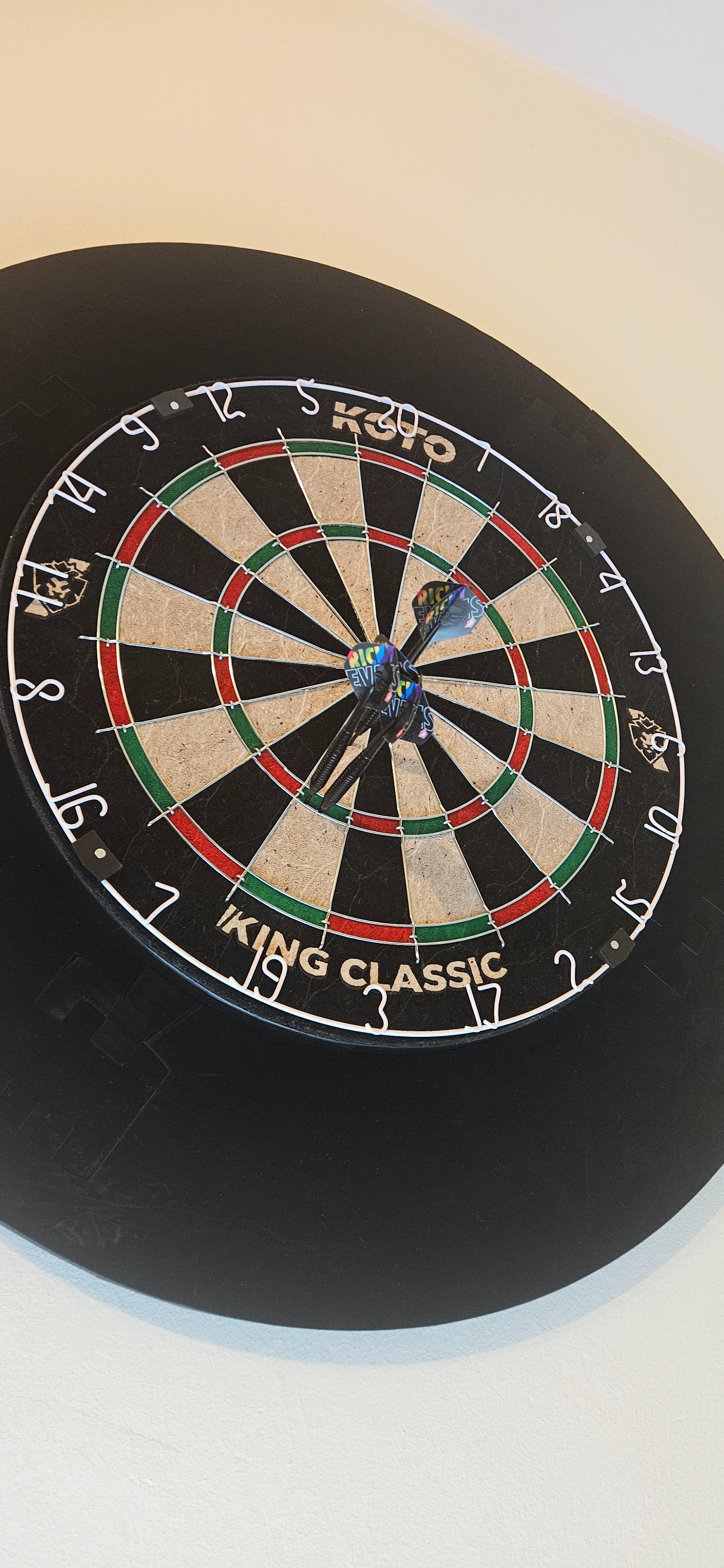 Koto Dartscheibe mit Surround und Ricky Evans Flights