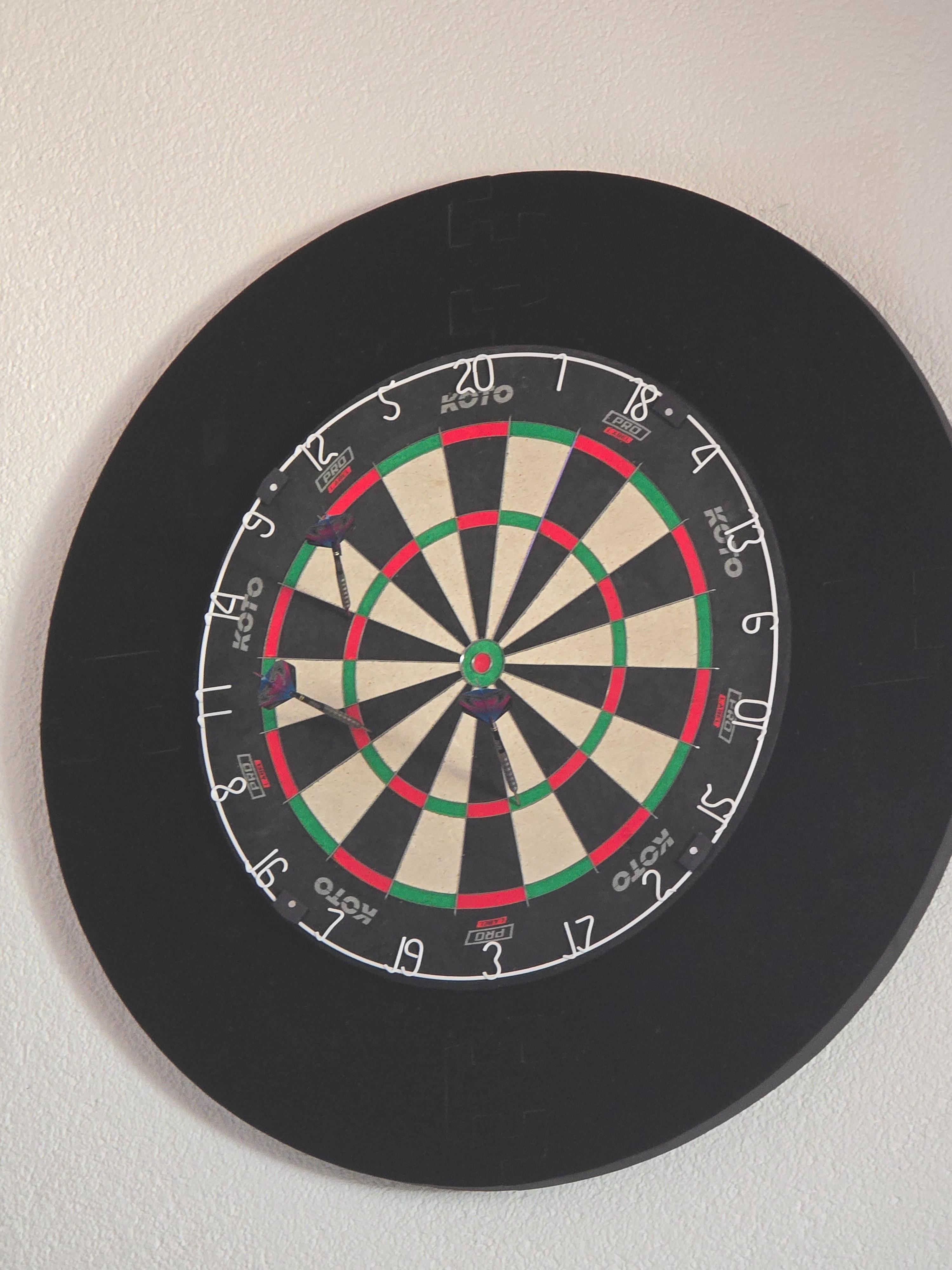 Dartscheibe und Surround